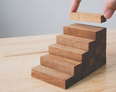 Eine Treppe aus hölzernen Bausteinen