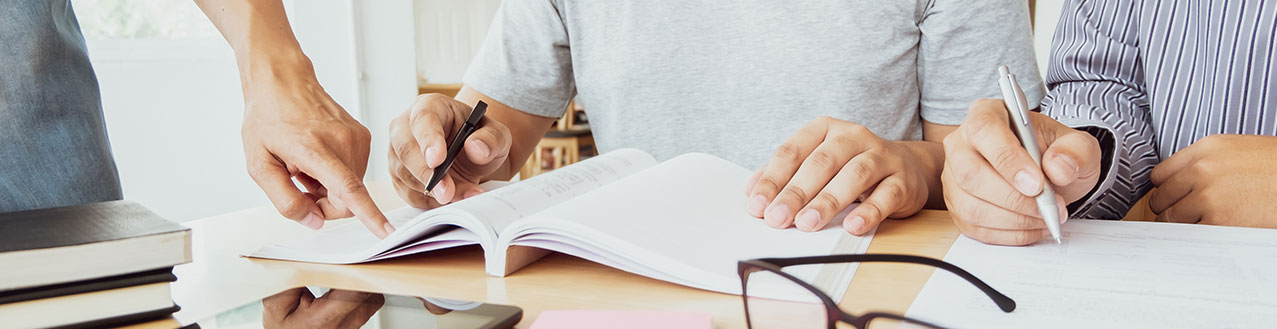 Teilnehmende bekommen Unterstützung bei einer Aufgabe